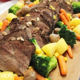 rôti de boeuf (roast beef) with vegetables and gravy